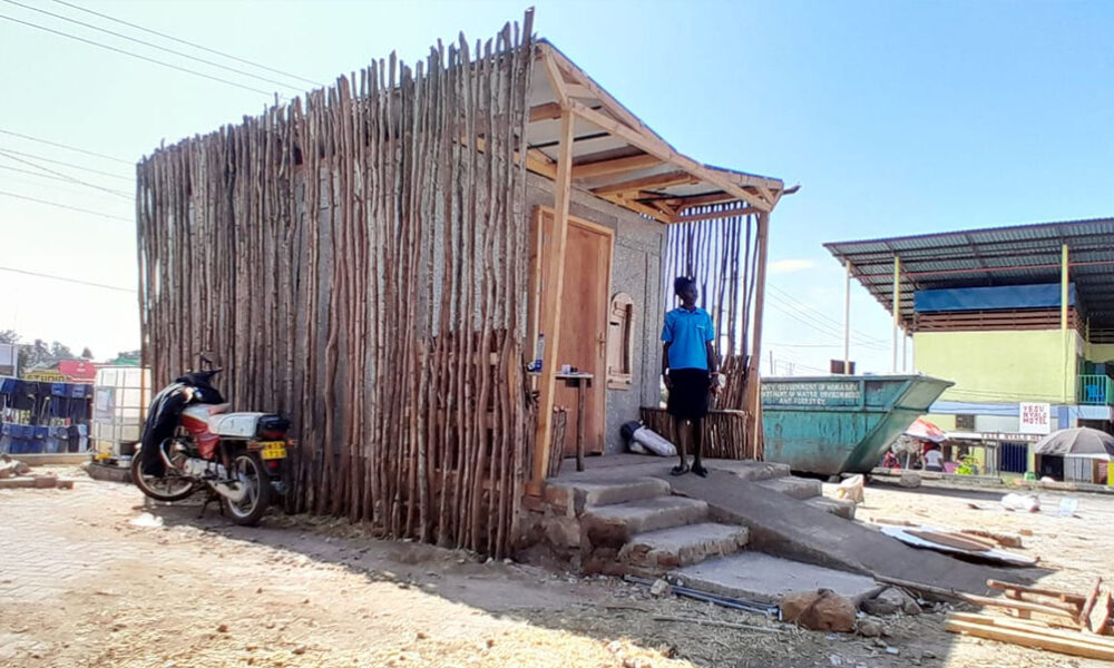 A women standing in front of the sustainable cold room in Kenya