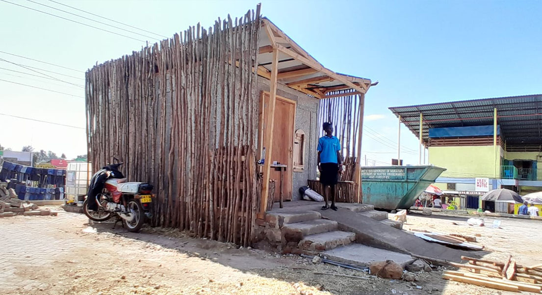 A women standing in front of the sustainable cold room in Kenya